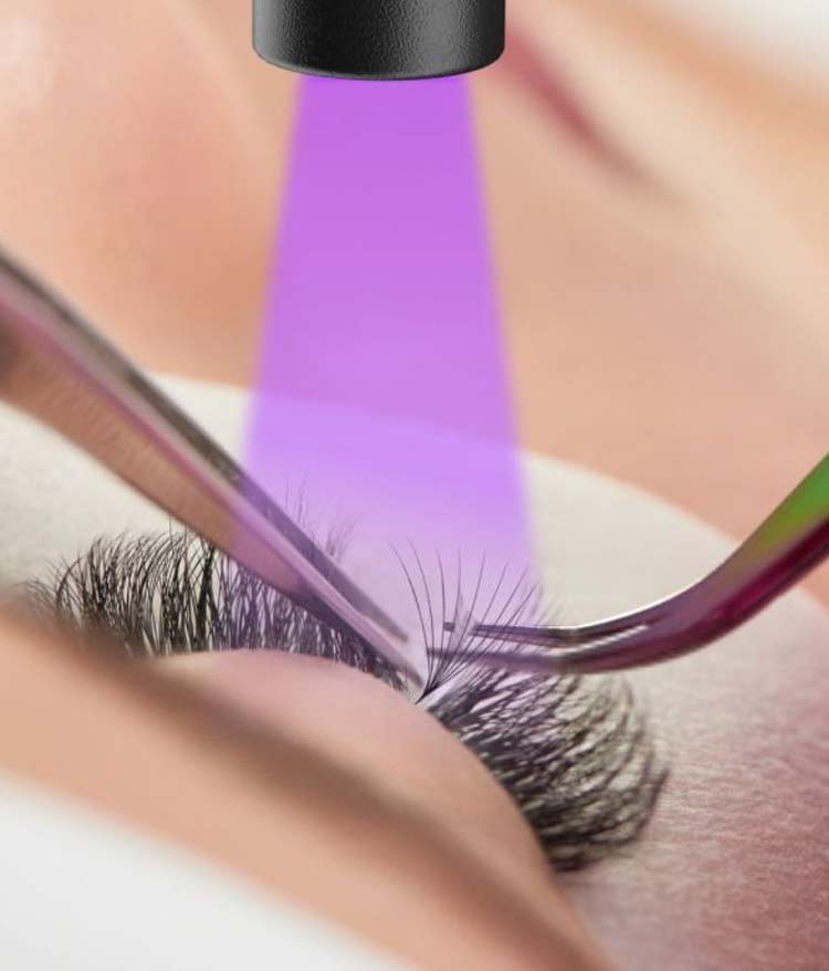 Wimpernverlängerung-mit-UV-Technik-in-München